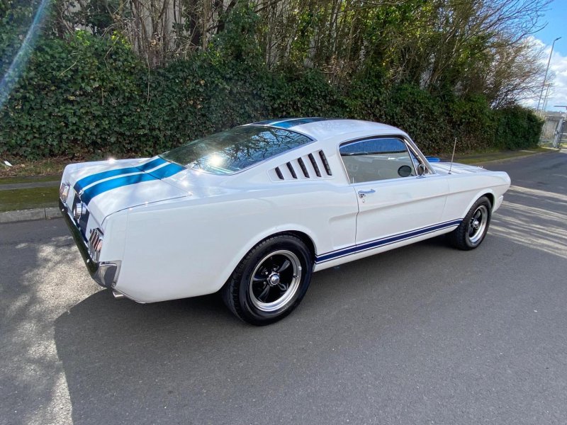 FORD MUSTANG