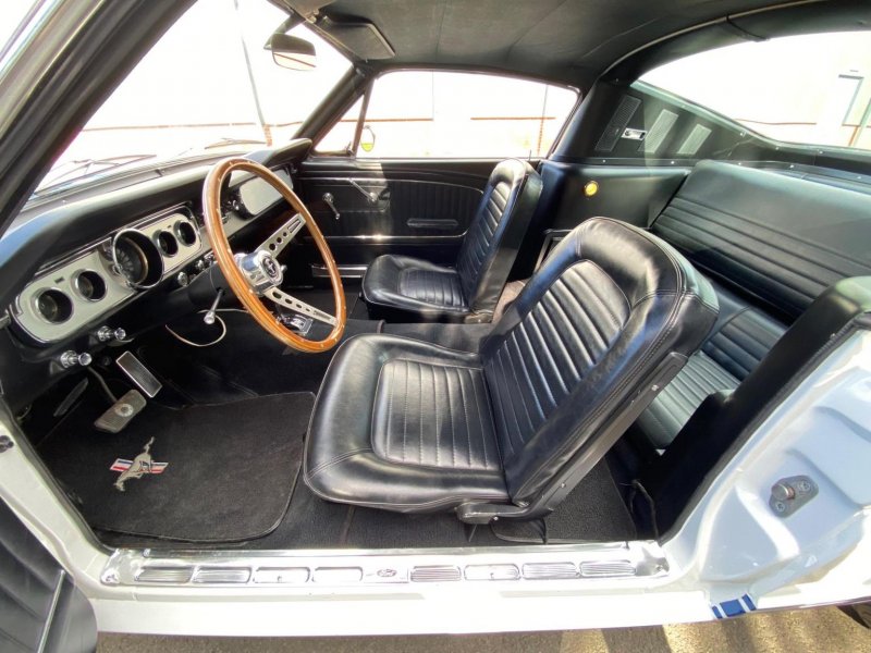 FORD MUSTANG