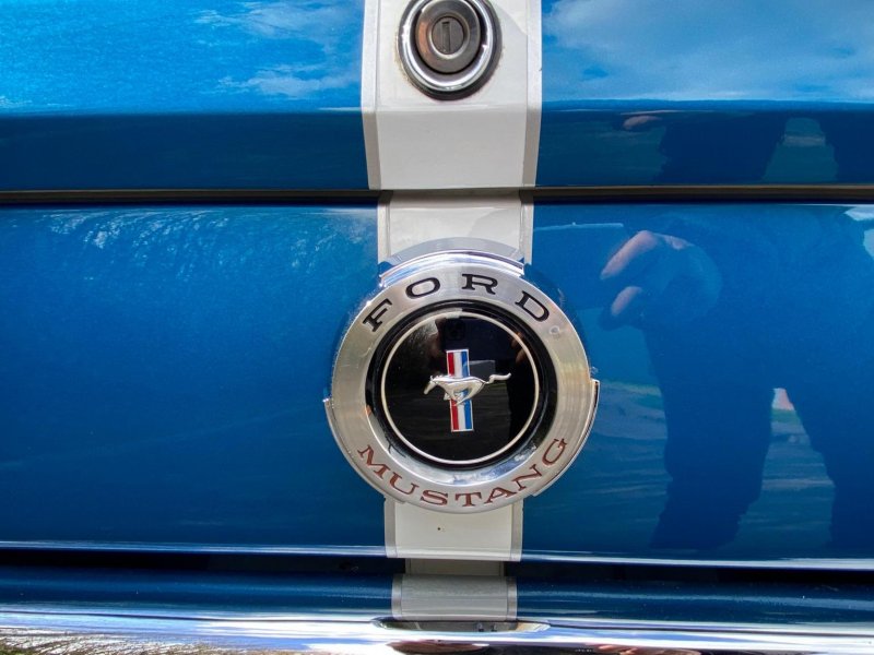 FORD MUSTANG
